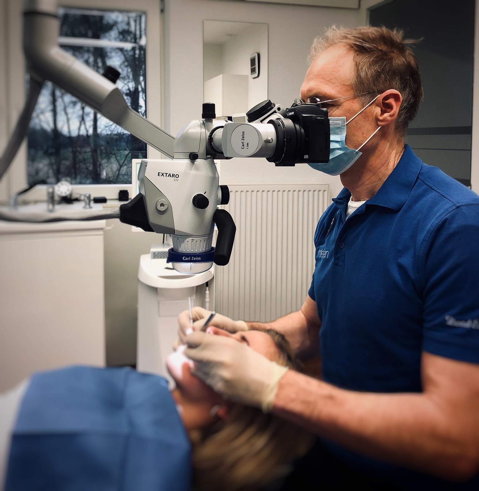 Zahnarzt Lindeman in Zeven am OP-Mikroskop